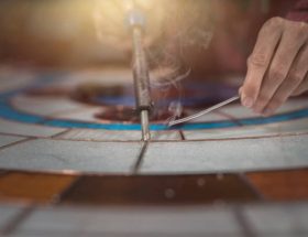 Un vitrailliste conçoit, restaure ou installe des vitraux décoratifs. En effet, son métier associe art et précision. De plus, il choisit