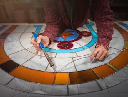 Un vitrailliste assure une maîtrise parfaite du verre et de la lumière. En effet, il conçoit, restaure ou installe des vitraux avec précision.