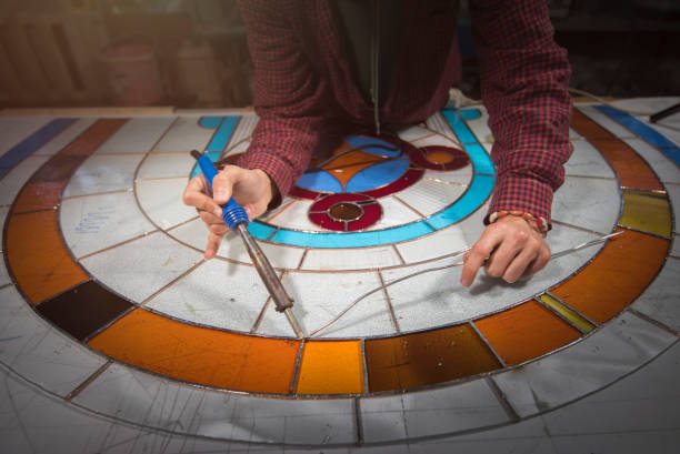 Un vitrailliste assure une maîtrise parfaite du verre et de la lumière. En effet, il conçoit, restaure ou installe des vitraux avec précision.