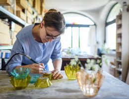 Trouver un artisan spécialisé en vitrail peut sembler complexe au début. De plus, les techniques et styles sont nombreux. Par ailleurs,