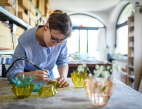 Trouver un artisan spécialisé en vitrail peut sembler complexe au début. De plus, les techniques et styles sont nombreux. Par ailleurs,