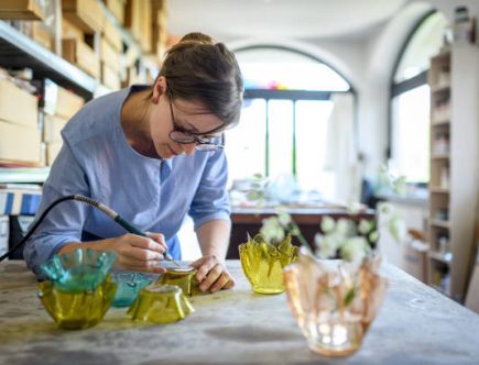 Trouver un artisan spécialisé en vitrail peut sembler complexe au début. De plus, les techniques et styles sont nombreux. Par ailleurs,