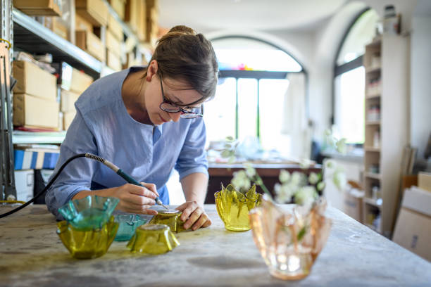 Trouver un artisan spécialisé en vitrail peut sembler complexe au début. De plus, les techniques et styles sont nombreux. Par ailleurs,