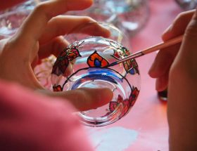 Un vitrailliste crée, restaure ou installe des vitraux décoratifs. En effet, il allie art et technique pour jouer avec la lumière. De plus,