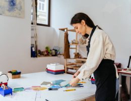Un vitrailliste est un artisan d’art spécialisé dans la création et la restauration de vitraux. Il maîtrise le verre, la lumière et la couleur.