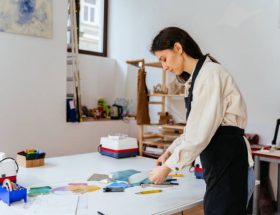 Un vitrailliste est un artisan d’art spécialisé dans la création et la restauration de vitraux. Il maîtrise le verre, la lumière et la couleur.