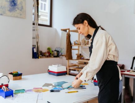 Un vitrailliste est un artisan d’art spécialisé dans la création et la restauration de vitraux. Il maîtrise le verre, la lumière et la couleur.