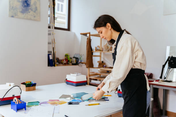 Un vitrailliste est un artisan d’art spécialisé dans la création et la restauration de vitraux. Il maîtrise le verre, la lumière et la couleur.