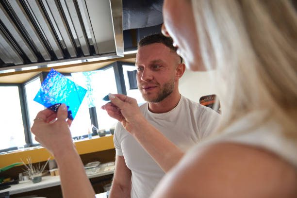 Un vitrailliste crée et restaure des vitraux uniques. En effet, il assemble minutieusement des morceaux de verre coloré. Ainsi, il transforme