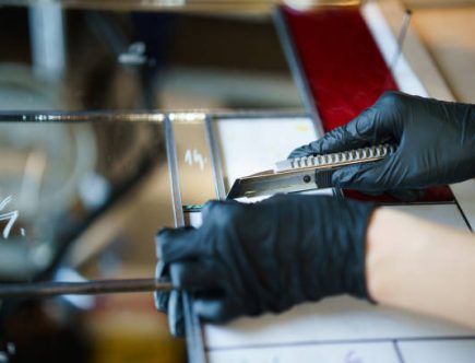 Le vitrailliste crée, restaure et installe des vitraux décoratifs. En effet, ce professionnel maîtrise à la fois l’art et la technique.