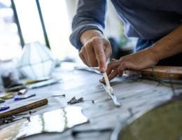 Le vitrailliste maîtrise un art ancien. En effet, il conçoit et assemble des pièces de verre colorées. Par conséquent, son travail