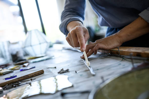 Le vitrailliste maîtrise un art ancien. En effet, il conçoit et assemble des pièces de verre colorées. Par conséquent, son travail