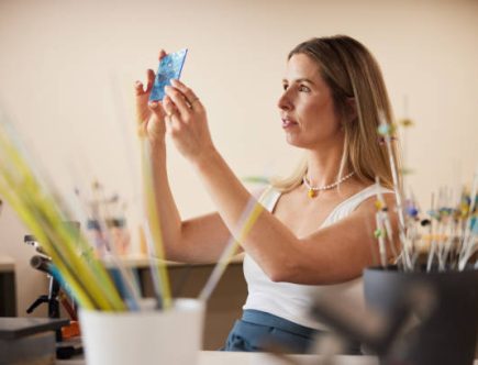 Un vitrailliste crée des œuvres lumineuses à partir de verre coloré. En effet, il assemble des morceaux de verre pour former des images.