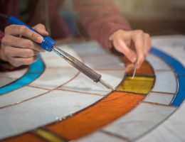 Un chantier de vitrailliste demande précision et préparation. En effet, chaque vitrail est une œuvre unique. D’abord, l’artisan