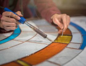Un chantier de vitrailliste demande précision et préparation. En effet, chaque vitrail est une œuvre unique. D’abord, l’artisan