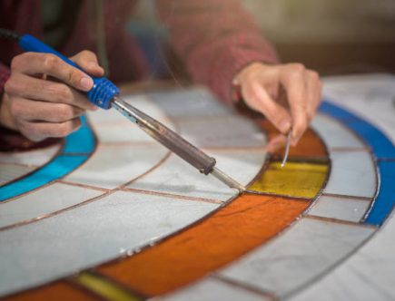 Un chantier de vitrailliste demande précision et préparation. En effet, chaque vitrail est une œuvre unique. D’abord, l’artisan
