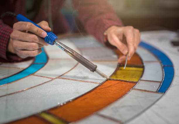 Un chantier de vitrailliste demande précision et préparation. En effet, chaque vitrail est une œuvre unique. D’abord, l’artisan