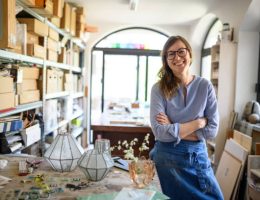 Un vitrailliste crée, restaure ou répare des vitraux décoratifs. Il combine art et technique avec précision. En effet, chaque œuvre