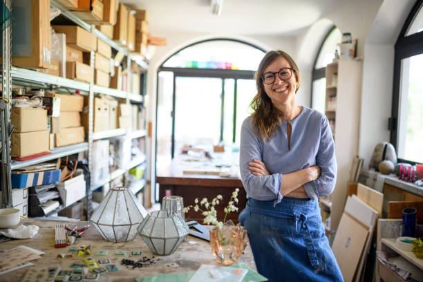 Un vitrailliste crée, restaure ou répare des vitraux décoratifs. Il combine art et technique avec précision. En effet, chaque œuvre