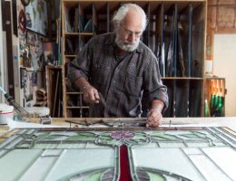 Le vitrailliste maîtrise un art ancien. En effet, il assemble des morceaux de verre coloré pour créer des compositions lumineuses.