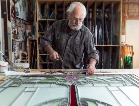 Le vitrailliste maîtrise un art ancien. En effet, il assemble des morceaux de verre coloré pour créer des compositions lumineuses.