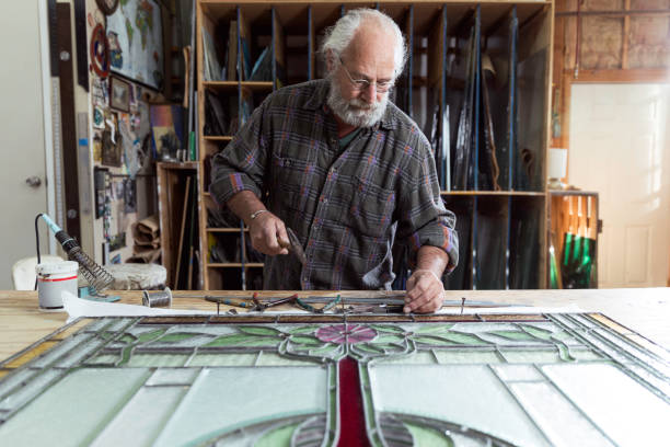 Le vitrailliste maîtrise un art ancien. En effet, il assemble des morceaux de verre coloré pour créer des compositions lumineuses.
