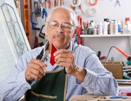 Un vitrailliste est un artisan du verre passionné par la lumière et la couleur. En effet, il crée des œuvres composées de morceaux