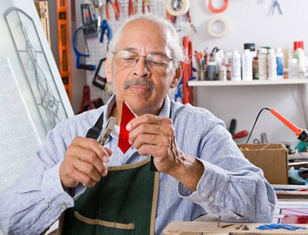 Un vitrailliste est un artisan du verre passionné par la lumière et la couleur. En effet, il crée des œuvres composées de morceaux