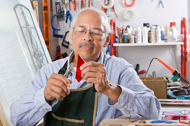 Un vitrailliste est un artisan du verre passionné par la lumière et la couleur. En effet, il crée des œuvres composées de morceaux