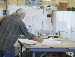 Un vitrailliste crée et restaure des vitraux artistiques. En effet, il travaille surtout sur des œuvres décoratives et symboliques.