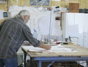 Un vitrailliste crée et restaure des vitraux artistiques. En effet, il travaille surtout sur des œuvres décoratives et symboliques.