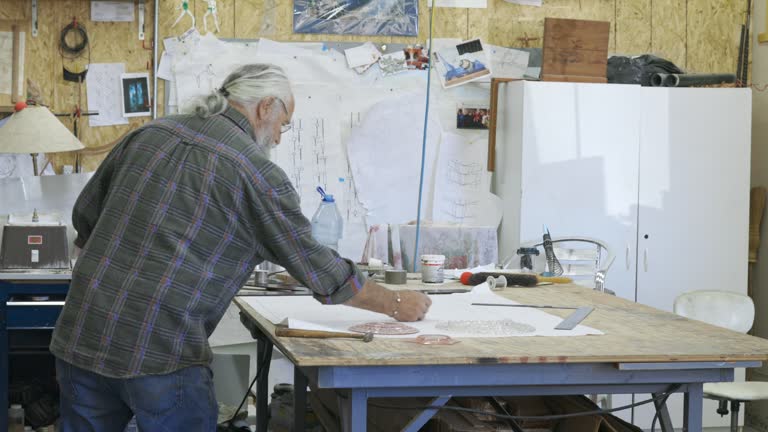 Un vitrailliste crée et restaure des vitraux artistiques. En effet, il travaille surtout sur des œuvres décoratives et symboliques.