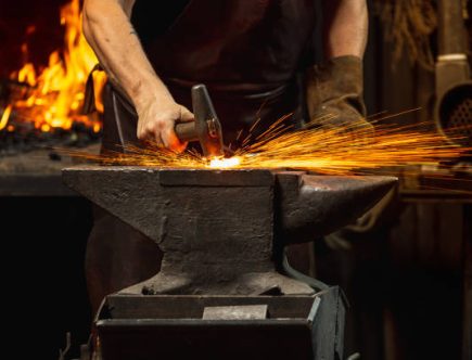 Trouver un forgeron local expérimenté commence par vos besoins précis. Par conséquent, définissez votre projet clairement.