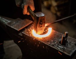 Un forgeron maîtrise le métal avec une précision remarquable et peut donc créer des portails décoratifs uniques. De plus.