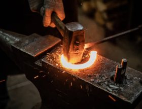Un forgeron maîtrise le métal avec une précision remarquable et peut donc créer des portails décoratifs uniques. De plus.