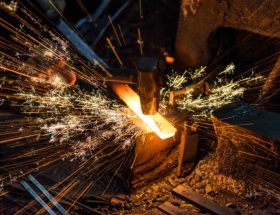 Un forgeron façonne le métal avec force. De plus, il utilise le feu pour chauffer la matière. Ensuite, il la martèle pour lui donner