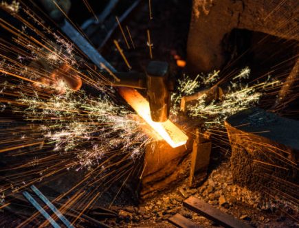 Un forgeron façonne le métal avec force. De plus, il utilise le feu pour chauffer la matière. Ensuite, il la martèle pour lui donner
