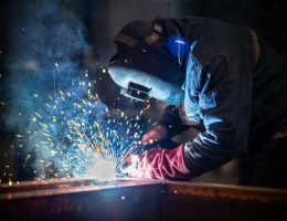 Le forgeron travaille surtout le fer, car il reste résistant. Ensuite, ce métal se forge très facilement. Puis, il conserve une grande durabilité.
