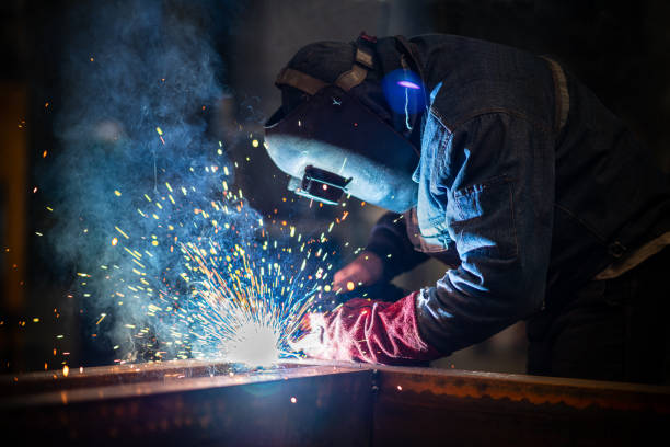 Le forgeron travaille surtout le fer, car il reste résistant. Ensuite, ce métal se forge très facilement. Puis, il conserve une grande durabilité.