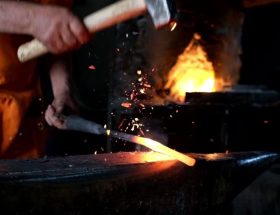 Le métier de forgeron nécessite des outils robustes pour façonner le métal efficacement. Ensuite, ce spécialiste utilise
