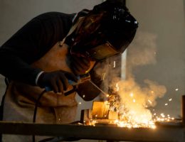 Un forgeron façonne les métaux pour créer des pièces solides et durables. De plus, il utilise le feu et l’enclume pour transformer