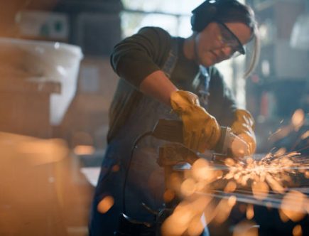 Un forgeron façonne le métal avec précision et créativité, ce qui ouvre la porte à l’art. Par conséquent, il utilise ses outils