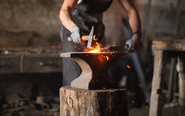 Un forgeron travaille le métal avec précision pour créer des structures solides. Ensuite, il maîtrise les techniques de forge