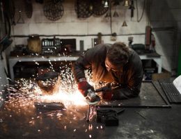 Les passionnés admirent souvent des objets anciens abîmés. Ainsi, un artisan qualifié peut restaurer ces pièces délicates. Le métier de forgeron