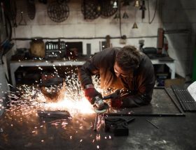 Les passionnés admirent souvent des objets anciens abîmés. Ainsi, un artisan qualifié peut restaurer ces pièces délicates. Le métier de forgeron