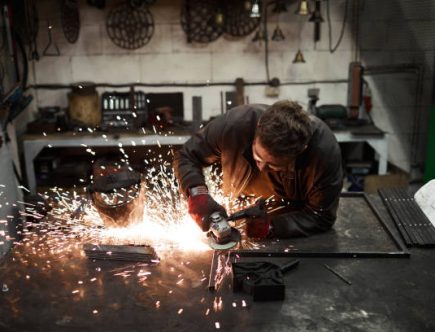 Les passionnés admirent souvent des objets anciens abîmés. Ainsi, un artisan qualifié peut restaurer ces pièces délicates. Le métier de forgeron