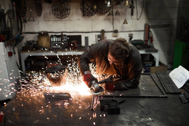 Les passionnés admirent souvent des objets anciens abîmés. Ainsi, un artisan qualifié peut restaurer ces pièces délicates. Le métier de forgeron