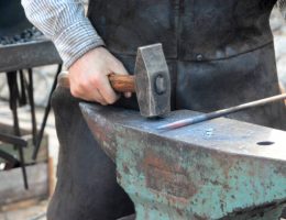 Un forgeron façonne le métal avec précision et force. De plus, il maîtrise plusieurs techniques de frappe et de chauffe. Ensuite,