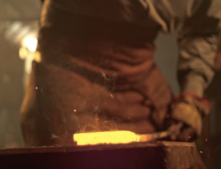 Un forgeron travaille sur des pièces uniques. Ensuite, beaucoup de clients se demandent comment il facture. De plus,