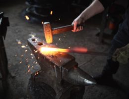 Un forgeron garantit souvent la qualité des matériaux utilisés. Donc, vous bénéficiez d’une solidité durable. Ensuite,
